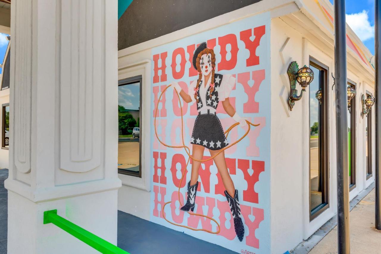 Hotel Mccoy - Art, Libations, Pool Society College Station Eksteriør billede