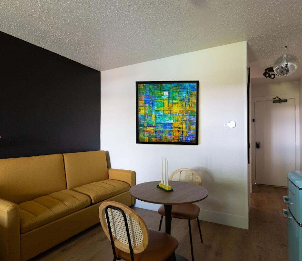 Hotel Mccoy - Art, Libations, Pool Society College Station Eksteriør billede
